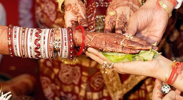 Teenage boyfriend sell her girlfriend in maharashtra, to take her for job fair
