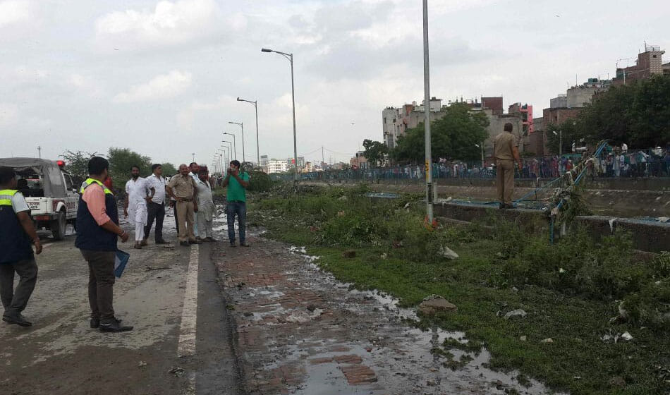 traffic jam on ghazipur murga mandi road where a garbage dump caved in