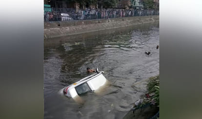 delhi ghazipur garbage dumping land collapse, many vehical trapped