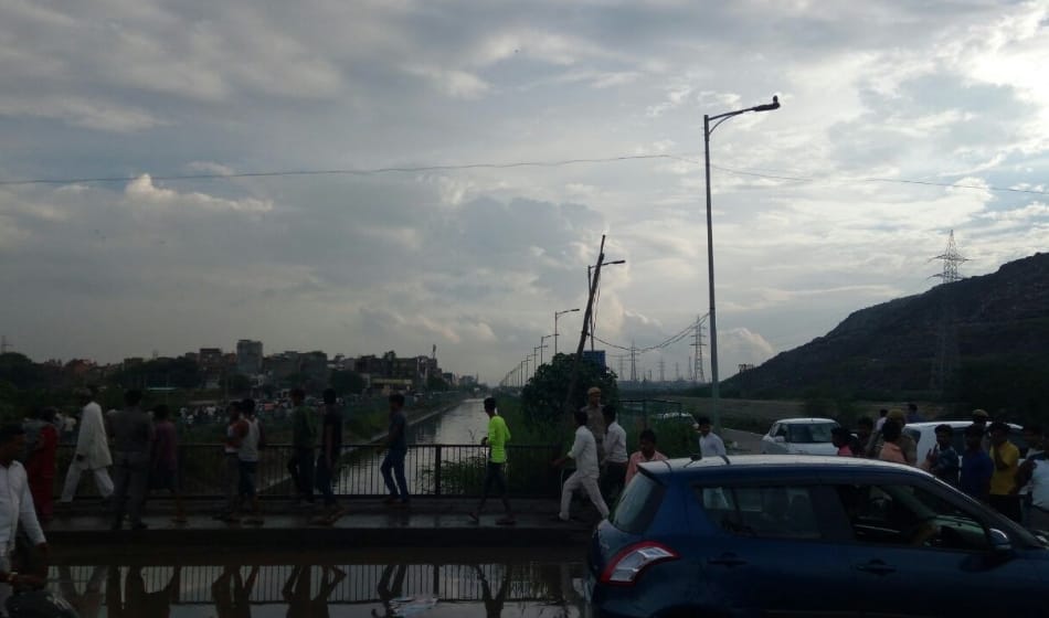 traffic jam on ghazipur murga mandi road where a garbage dump caved in