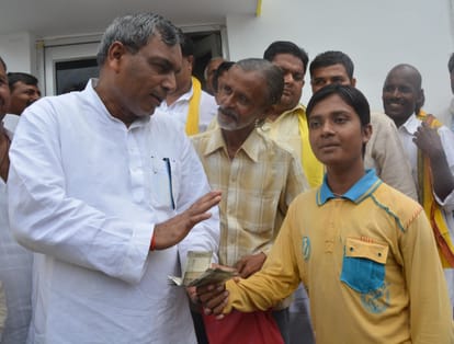yogi minister om prakash rajbhar helps a poor student for type write