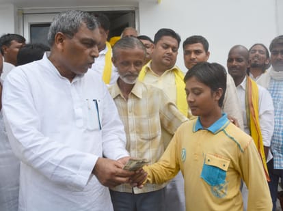 yogi minister om prakash rajbhar helps a poor student for type write