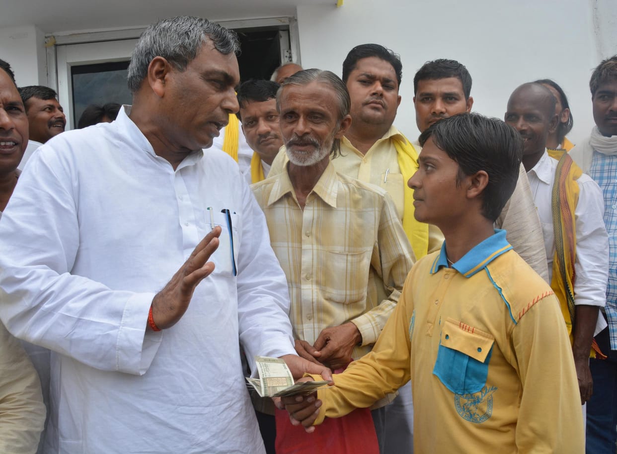 yogi minister om prakash rajbhar helps a poor student for type write