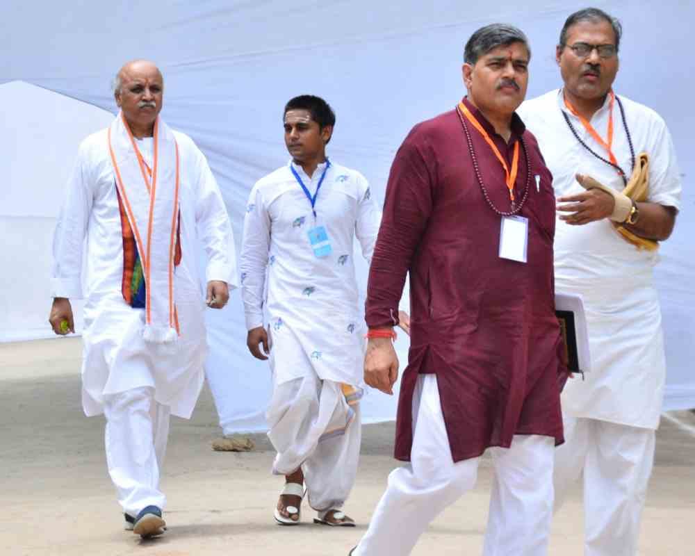 praveen togadia said after meeting in keshav dham let me keep quit 