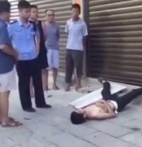 Thief Gets Foot Stuck In shutter Waits awkwardly for police rescue