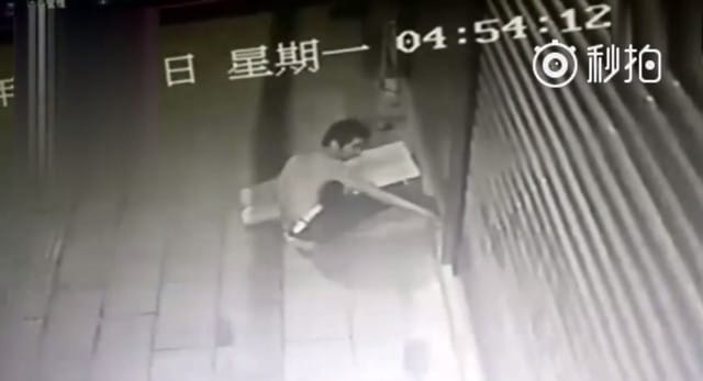 Thief Gets Foot Stuck In shutter Waits awkwardly for police rescue