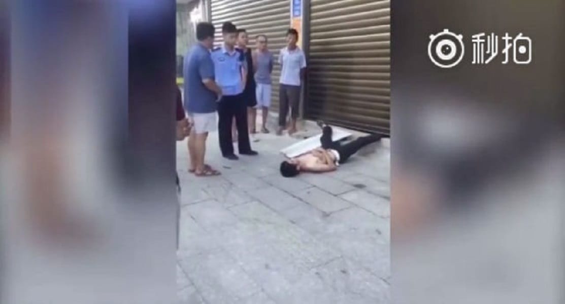 Thief Gets Foot Stuck In shutter Waits awkwardly for police rescue