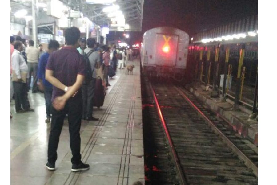 lucknow mail engine derailed in Lucknow.