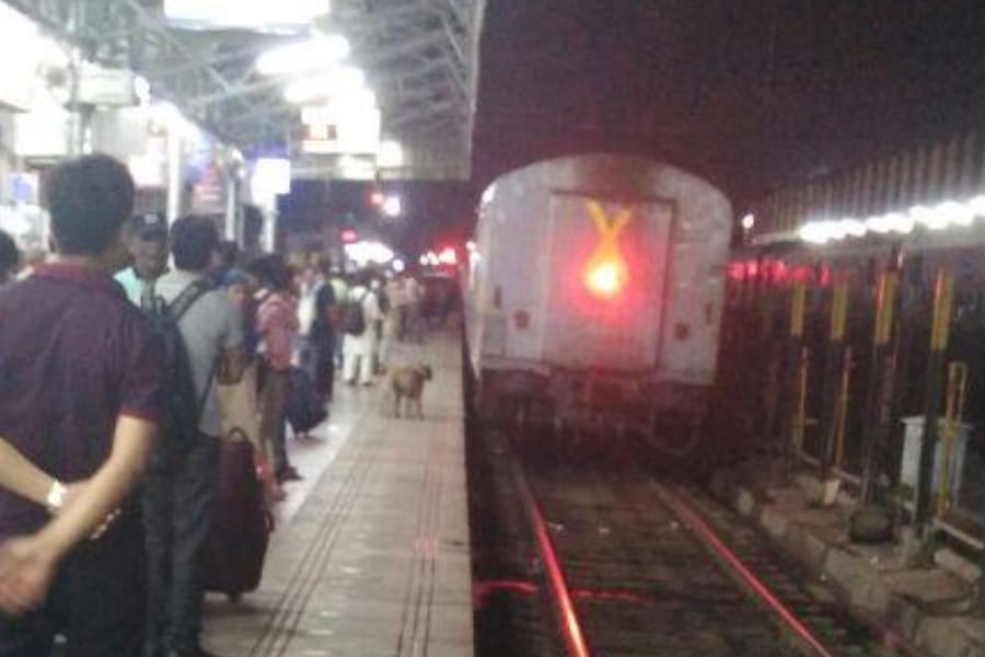 lucknow mail engine derailed in Lucknow.