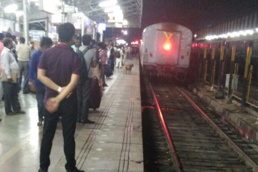 lucknow mail engine derailed in Lucknow.