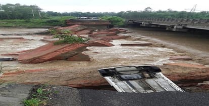 Bridge broken traffic stalled, car into river collapses, many injured