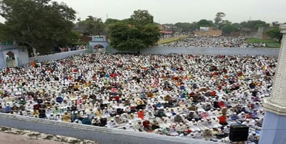 Bakriad 2017: west UP, Jhoomar in the joy of Eid, hoist the flag at Idgah