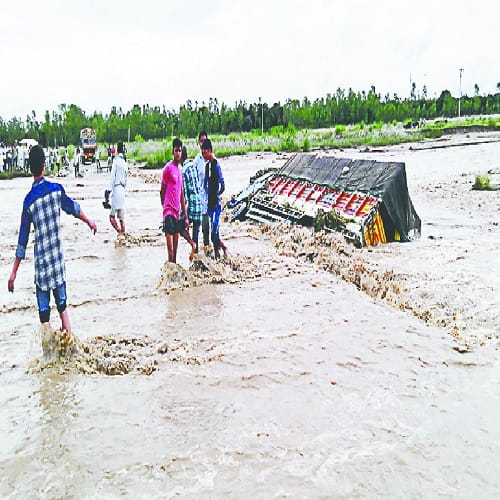 Flooding two districts of West UP are Behal, pain of the people doing these photos