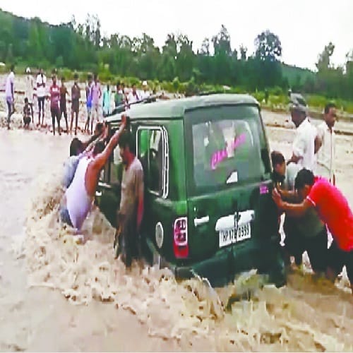 Flooding two districts of West UP are Behal, pain of the people doing these photos