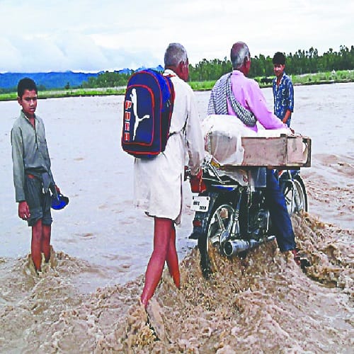 Flooding two districts of West UP are Behal, pain of the people doing these photos