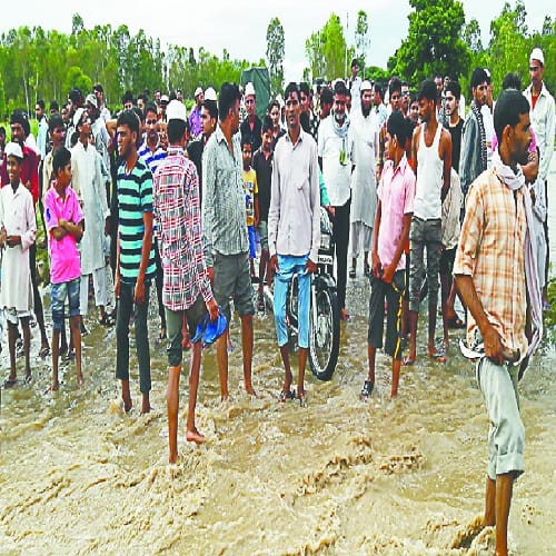 Flooding two districts of West UP are Behal, pain of the people doing these photos