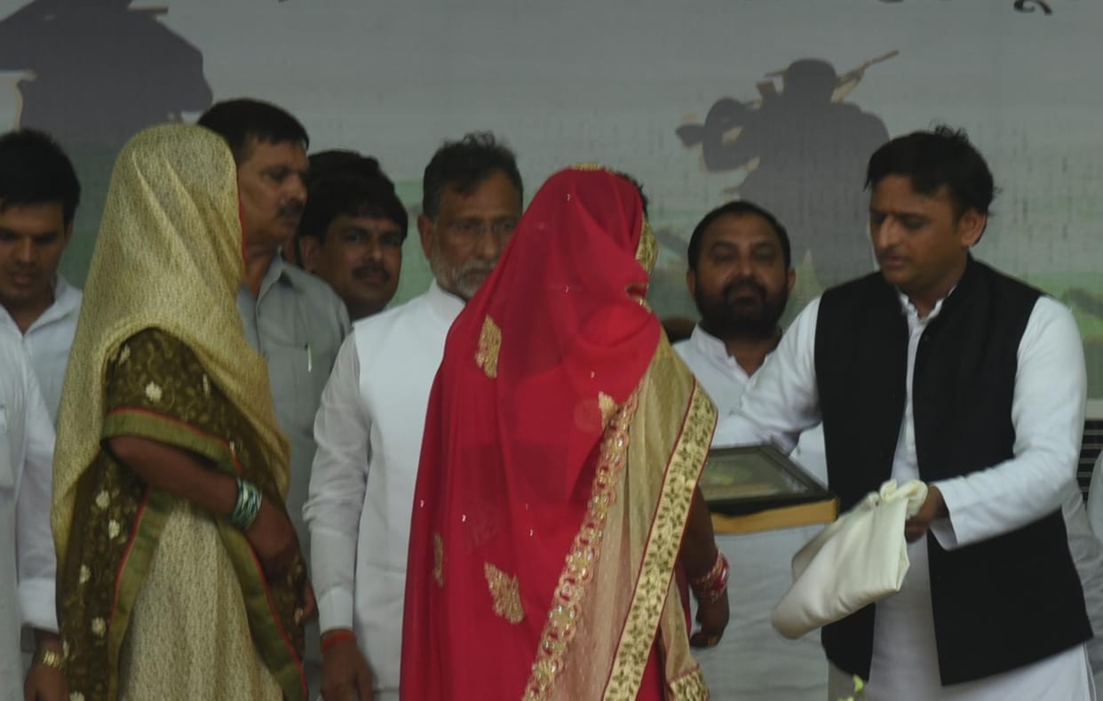 dispute over martyr award azamgarh function 
