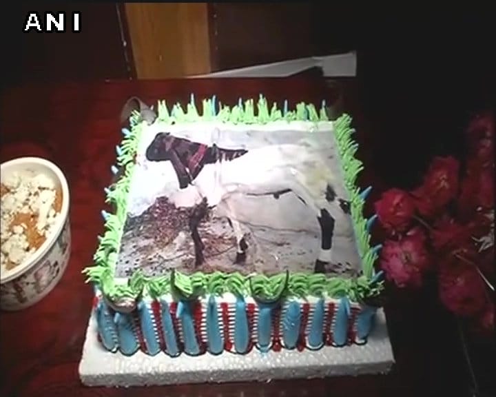 Muslim Rashtriya Manch members celebrate EidAlAdha by cutting a cake