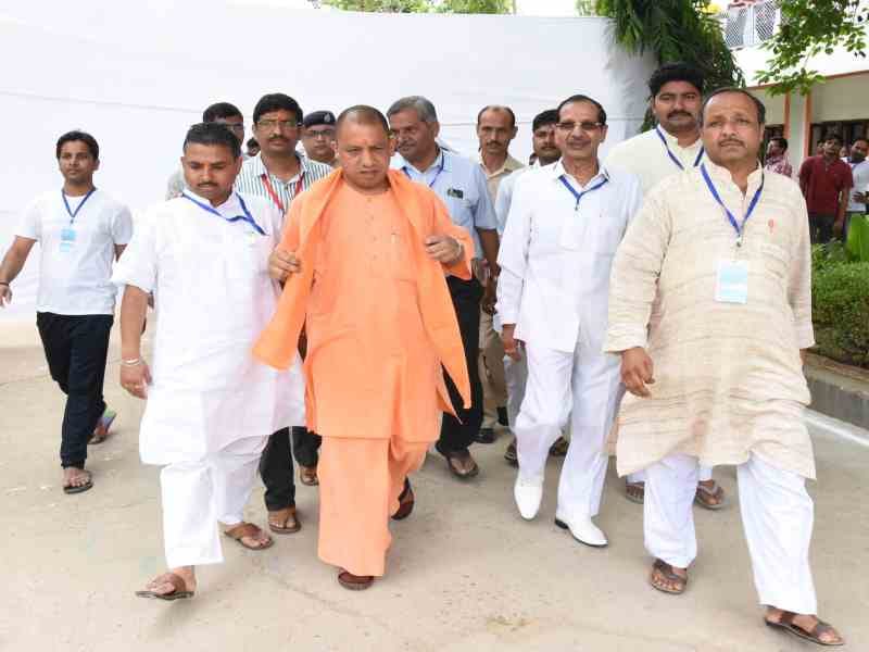 young volunteers of rss were crazy to meet cm yogi