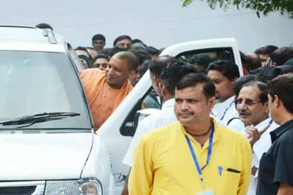 वृंदावन में सीएम 