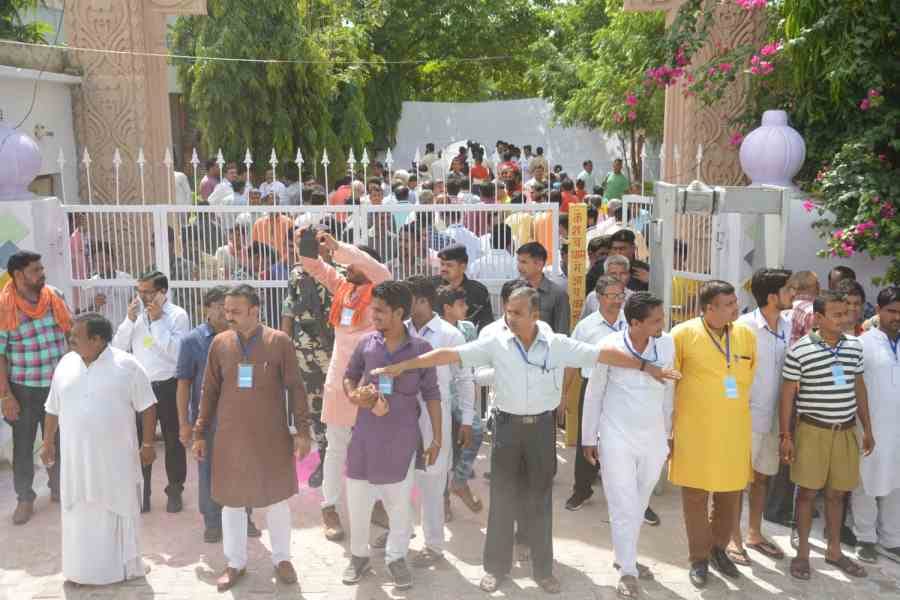 young volunteers of rss were crazy to meet cm yogi