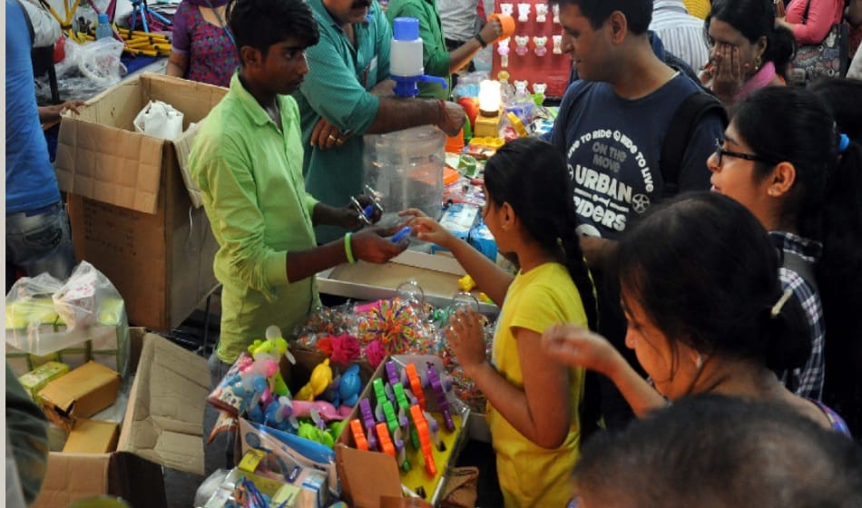 delhi book fair get less book lovers, handbag and massager stall crowded