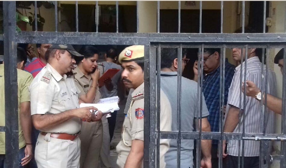  old couple murdered in delhi ashok vihar area, jewellery cash robbed