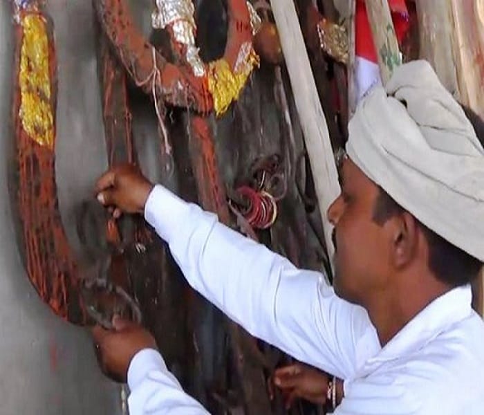 Mata's such temple is offered where handcuffs and ferries