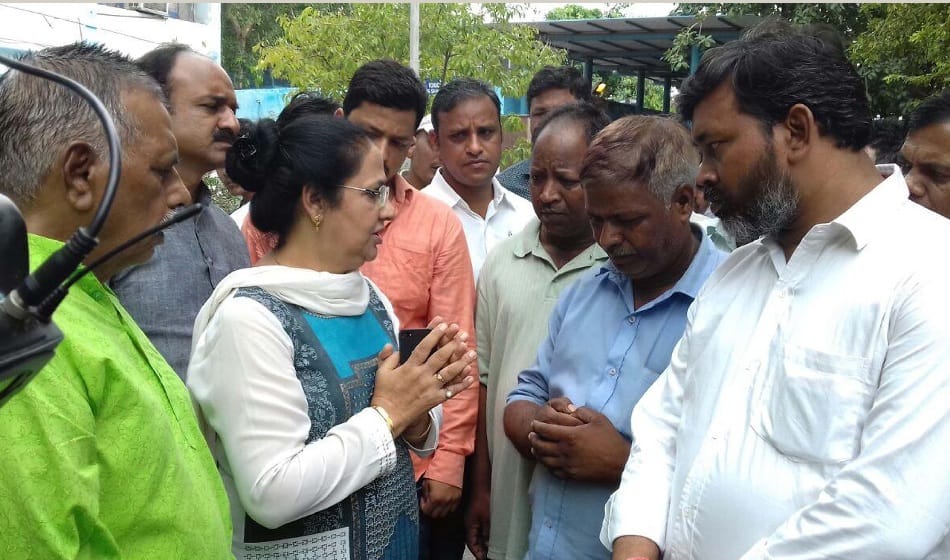 edmc gives compensation of rs 1 lakh of kins who lost life in ghazipur landfill collapse