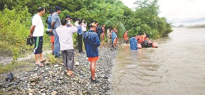 21 people rescue from flooded yamuna river 