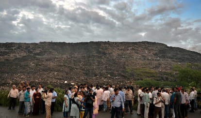 edmc gives compensation of rs 1 lakh of kins who lost life in ghazipur landfill collapse