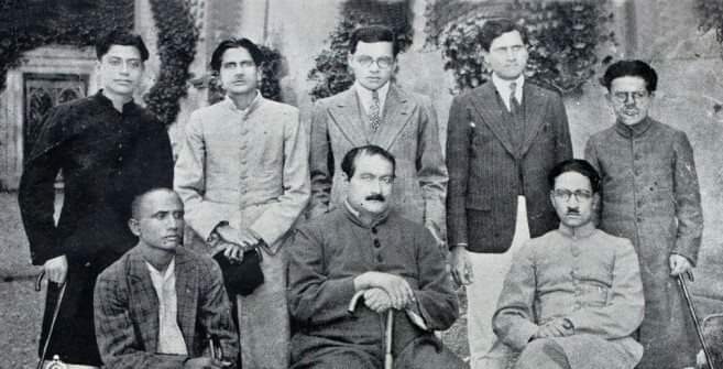 जोश मलीहाबादी और मजाज़ लखनवी (मजाज़ खड़े हैं बाएं से दूसरे, और जोश बीच में बैठे हैं)