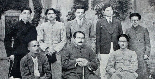 जोश मलीहाबादी और मजाज़ लखनवी (मजाज़ खड़े हैं बाएं से दूसरे, और जोश बीच में बैठे हैं)