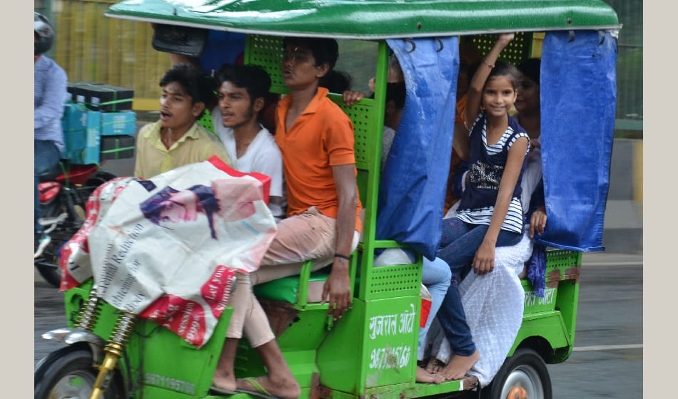  minors run e rickshaw in noida