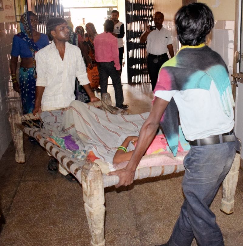 प्रसूता को चारपाई पर ले गए वार्ड तक