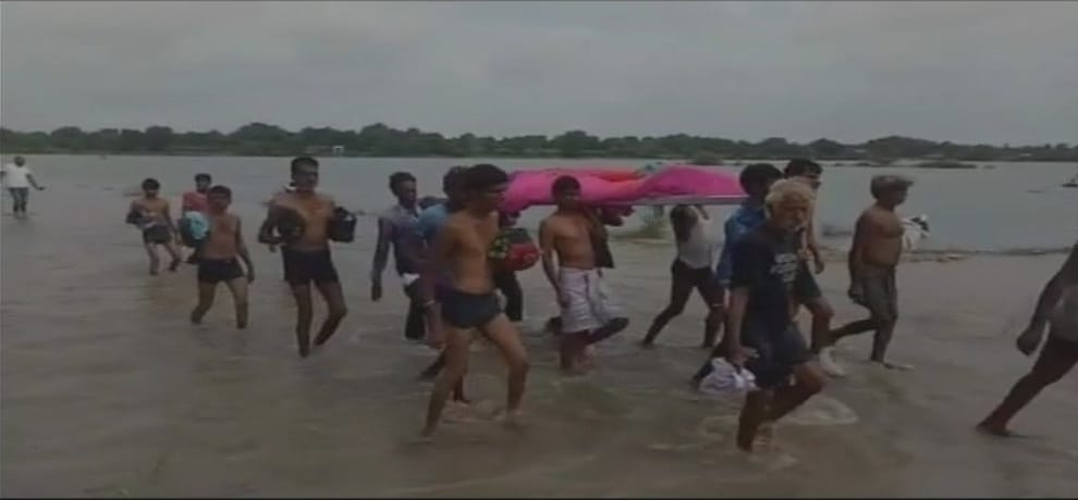 In absence of any alternative route, locals in Rajasthan forced to cross river to reach crematorium