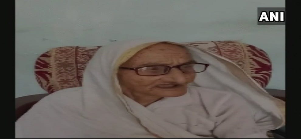 Akhilesh Yadav felicitated wrong woman instead of Abdul Hameed wife