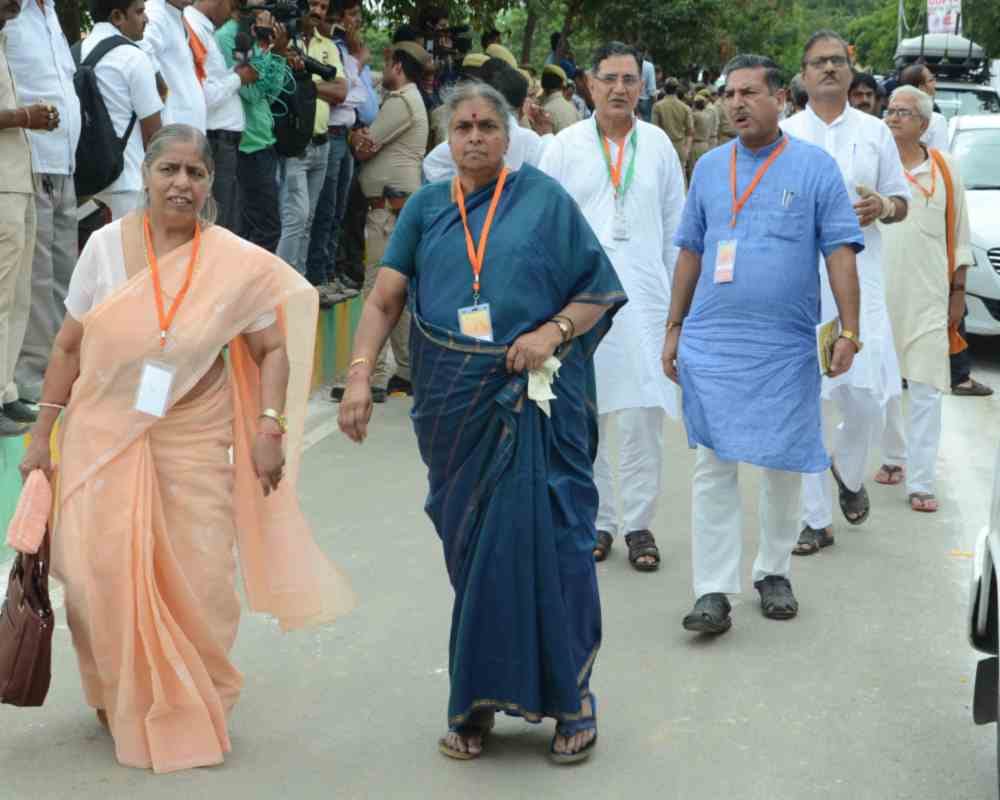 narendra modi is praised by rss pracharak in vrindavan