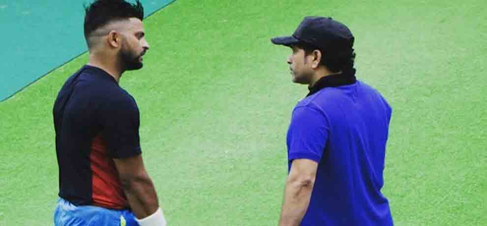 suresh raina takes batting advice from sachin tendulkar