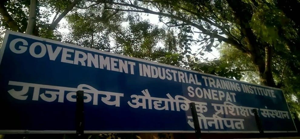 छात्र ने मांगी फीस की रसीद तो काट दिया नाम