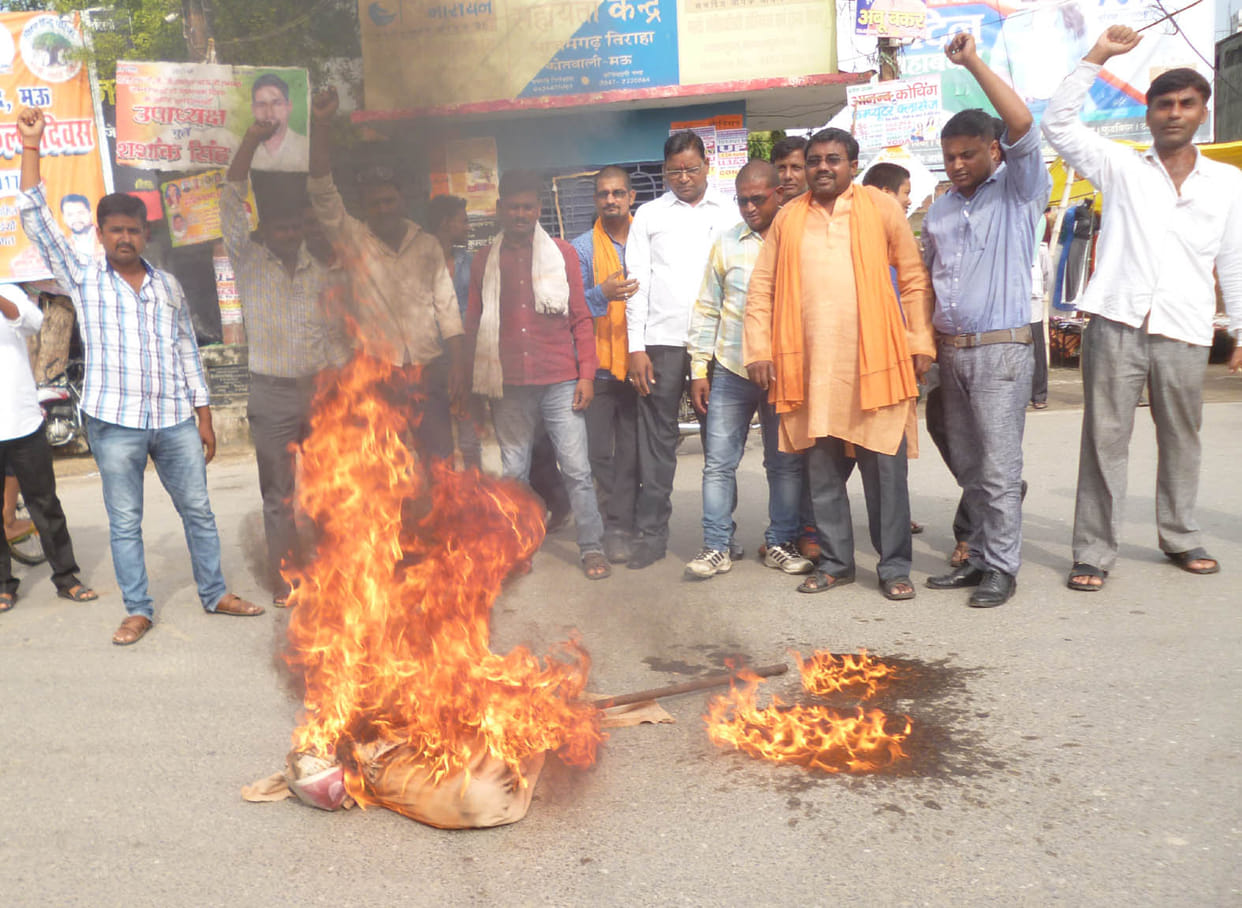 VHP blows the effigy of Chinese President