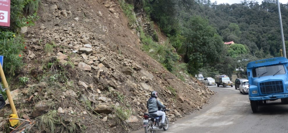 भरमौर-पठानकोट हाईवे भूस्खलन से घंटों रहा बाधित