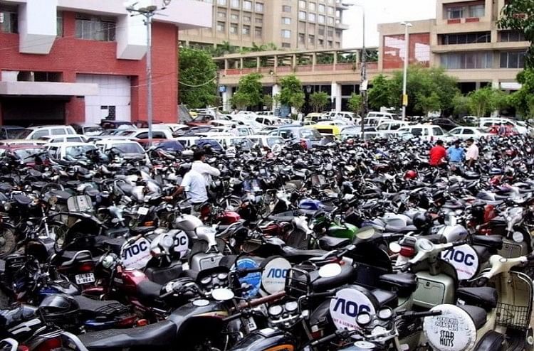 अब हर इलाके का होगा अलग पार्किंग चार्ज नया नियम तैयार कर रही दिल्ली सरकार Delhi Government