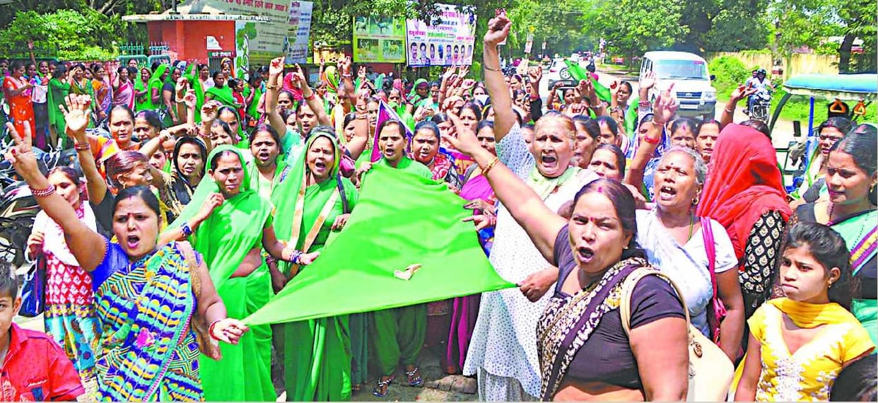 Anganwadi workers planted jam