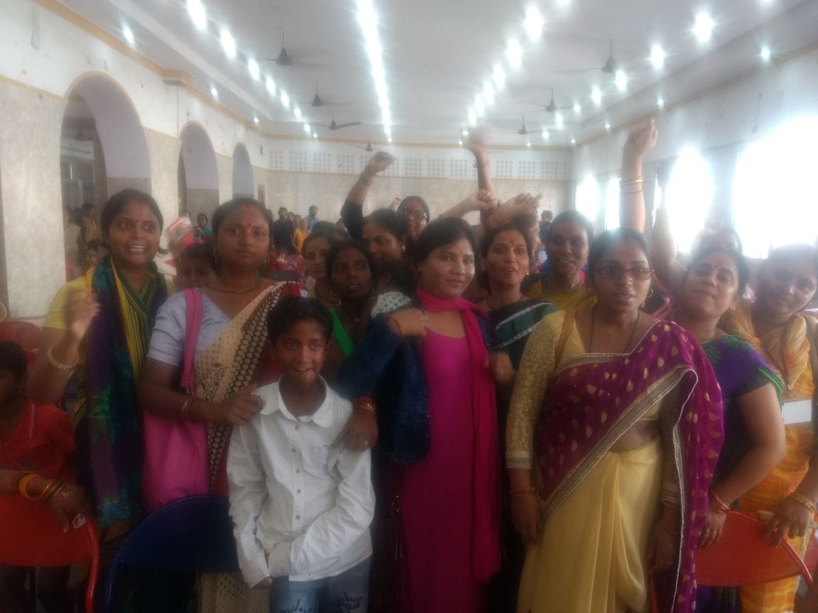 protest of aasha bahu in lucknow