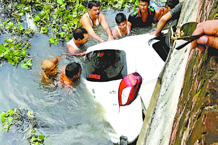 five died in car accident in barabanki