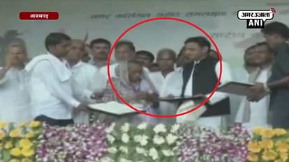 AKHILESH YADAV FELICITATES WRONG WOMAN INSTEAD OF PARAM VIR CHAKRA ABDUL HAMID'S WIFE IN AZAMGARH