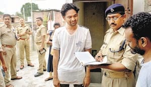 The man hanged on the hand by writing the name of the girlfriend from the blade on hand