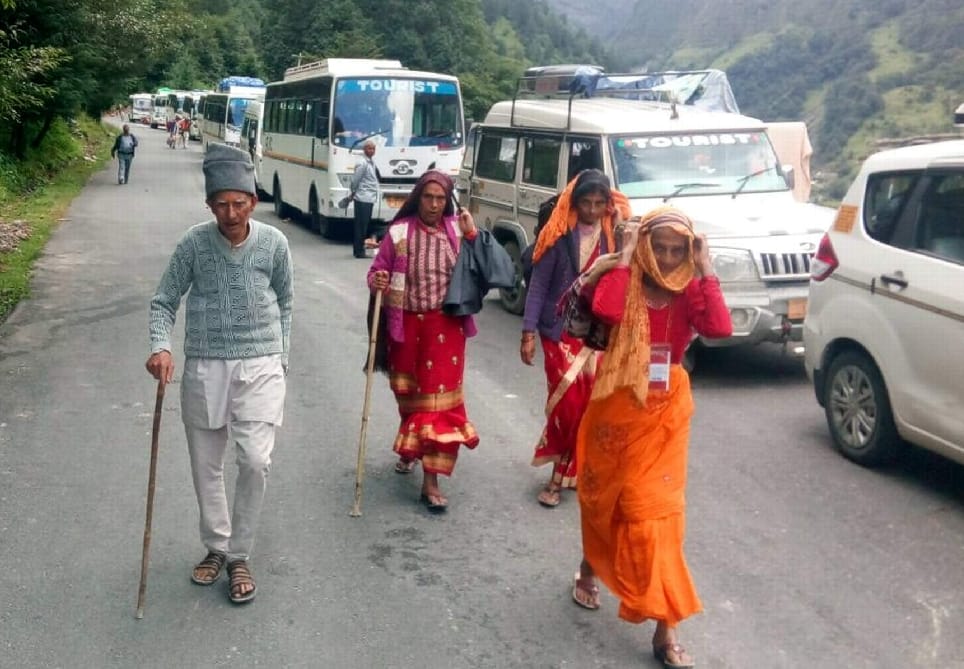 badrinath highway blocked in pandukeshwar