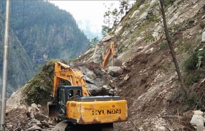 badrinath highway blocked in pandukeshwar